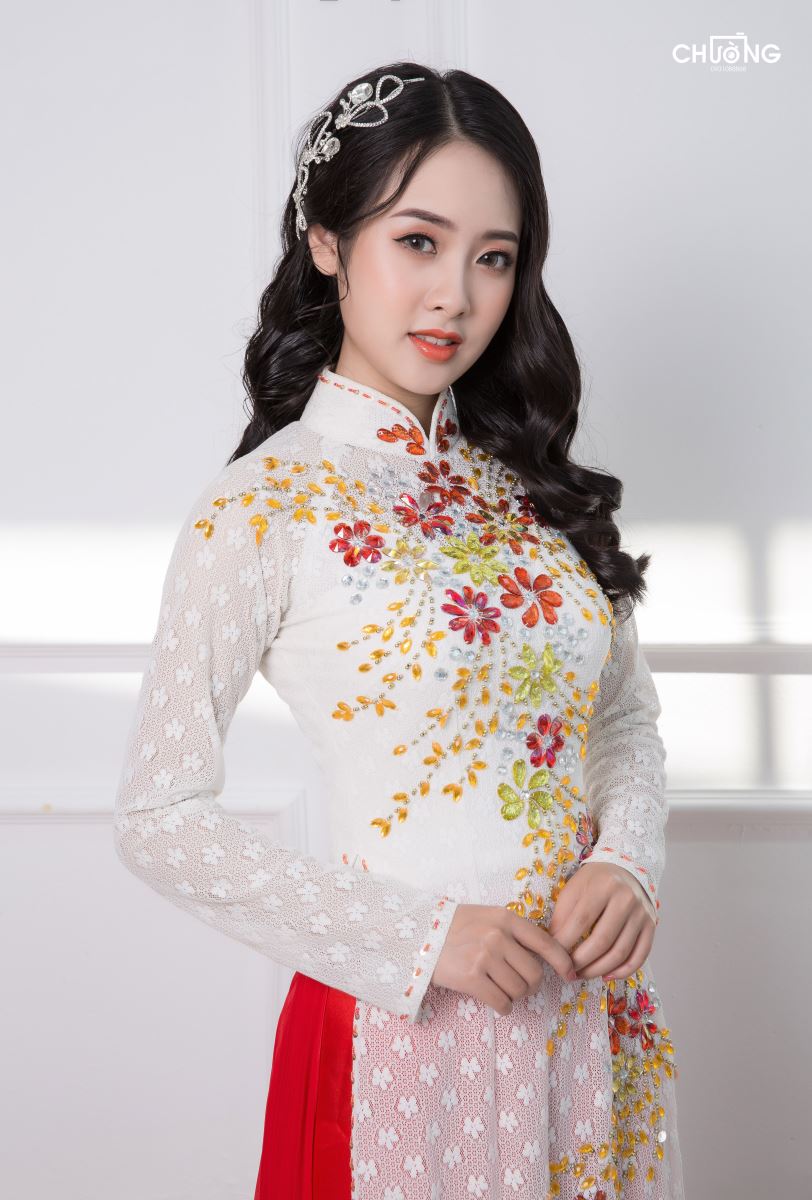 Cô dâu mặc áo dài truyền thống